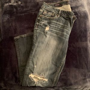 Distressed boyfriend jean